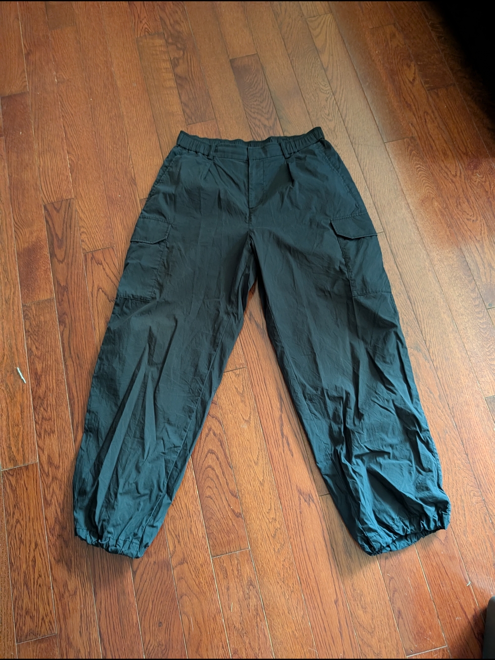 Uniqlo Men's Black Cargo Jogger Pants - Lightweight Everyday Wear